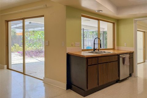 House in Saint Petersburg, Florida 3 bedrooms, 159.05 sq.m. № 1758045 - photo 9