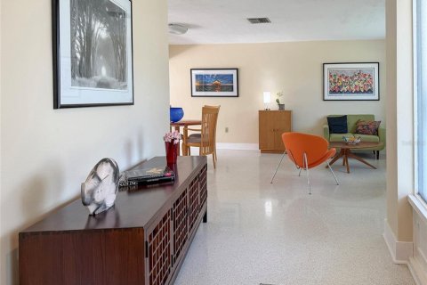House in Saint Petersburg, Florida 3 bedrooms, 159.05 sq.m. № 1758045 - photo 3