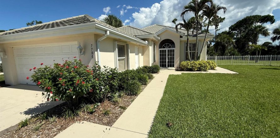 House in Hobe Sound, Florida 3 bedrooms, 187.38 sq.m. № 2087991