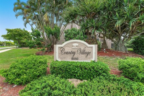 Townhouse in Coral Springs, Florida 3 bedrooms, 139.35 sq.m. № 2191680 - photo 4