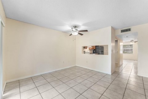 Townhouse in Coral Springs, Florida 3 bedrooms, 139.35 sq.m. № 2191680 - photo 11