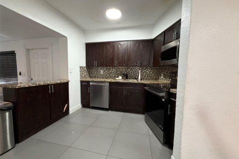 Villa ou maison à vendre à Hollywood, Floride: 3 chambres, 129.04 m2 № 2076349 - photo 4