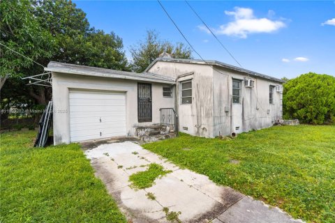 Villa ou maison à vendre à Miami, Floride: 2 chambres, 102.01 m2 № 1954730 - photo 14