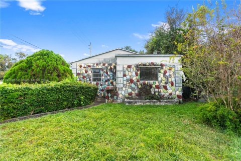 Villa ou maison à vendre à Miami, Floride: 2 chambres, 102.01 m2 № 1954730 - photo 4