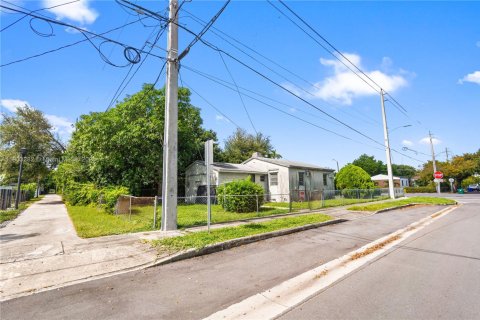 Villa ou maison à vendre à Miami, Floride: 2 chambres, 102.01 m2 № 1954730 - photo 19