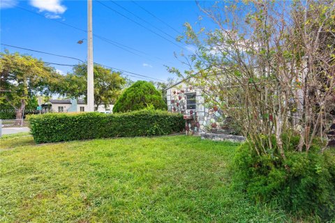 Villa ou maison à vendre à Miami, Floride: 2 chambres, 102.01 m2 № 1954730 - photo 18