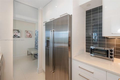 Condo in Miami Beach, Florida, 1 bedroom  № 1729282 - photo 11