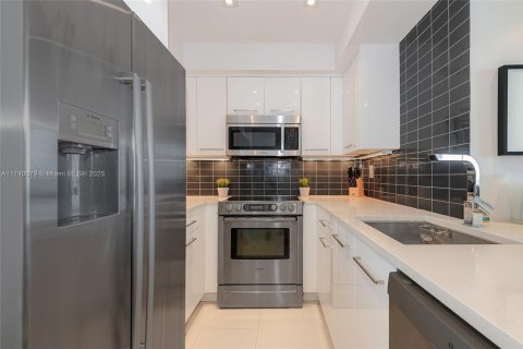 Condo in Miami Beach, Florida, 1 bedroom  № 1729282 - photo 12