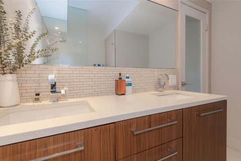 Condo in Miami Beach, Florida, 1 bedroom  № 1729282 - photo 18