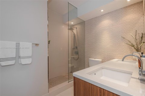 Condo in Miami Beach, Florida, 1 bedroom  № 1729282 - photo 17