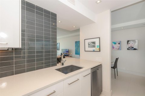 Condo in Miami Beach, Florida, 1 bedroom  № 1729282 - photo 10