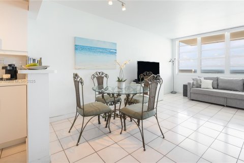 Copropriété à louer à Miami Beach, Floride: 49.7 m2 № 1729531 - photo 3