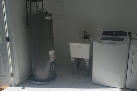 Villa ou maison à louer à Fort Pierce, Floride: 4 chambres, 266.44 m2 № 1129045 - photo 1