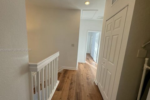 Townhouse in Homestead, Florida 3 bedrooms № 2068828 - photo 10