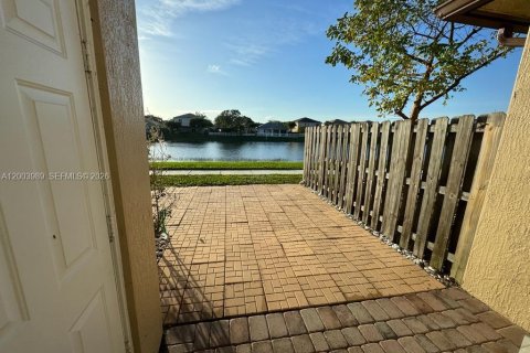 Townhouse in Homestead, Florida 3 bedrooms № 2068828 - photo 2