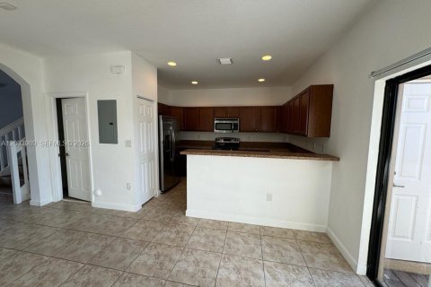 Townhouse in Homestead, Florida 3 bedrooms № 2068828 - photo 4