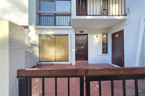 Снять в аренду кондоминиум в Майами, Флорида 2 спальни, 70.61м2, № 1949925 - фото 1