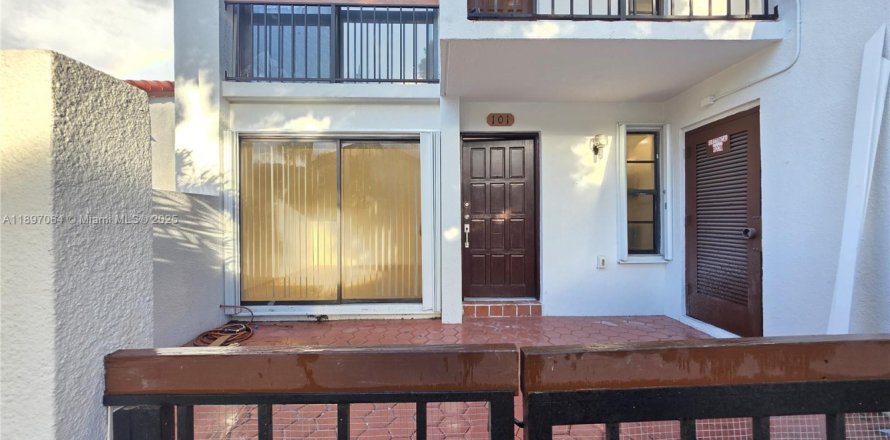 Кондоминиум с 2 спальнями в Майами, Флорида № 1949925