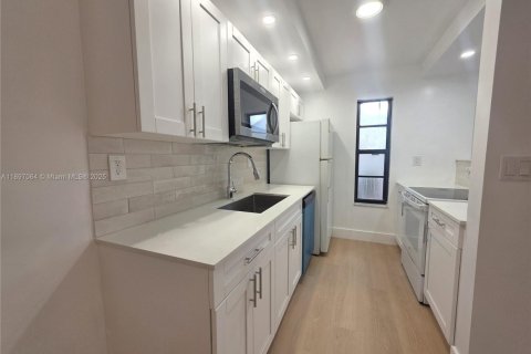 Снять в аренду кондоминиум в Майами, Флорида 2 спальни, 70.61м2, № 1949925 - фото 6