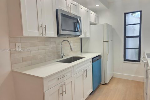 Снять в аренду кондоминиум в Майами, Флорида 2 спальни, 70.61м2, № 1949925 - фото 7