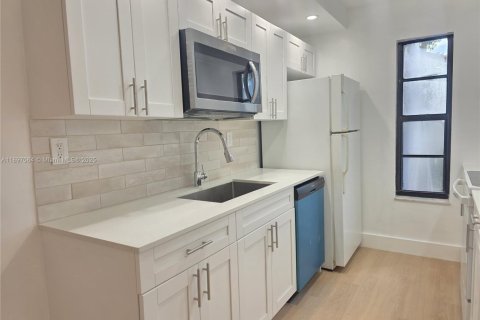 Снять в аренду кондоминиум в Майами, Флорида 2 спальни, 70.61м2, № 1949925 - фото 5