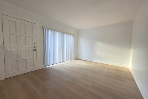 Снять в аренду кондоминиум в Майами, Флорида 2 спальни, 70.61м2, № 1949925 - фото 4