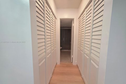 Снять в аренду кондоминиум в Майами, Флорида 2 спальни, 70.61м2, № 1949925 - фото 16