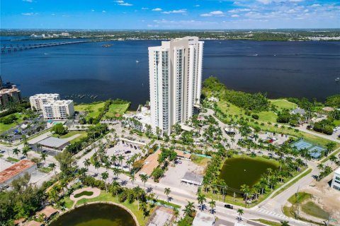 Condo in Fort Myers, Florida, 3 bedrooms  № 1549329 - photo 1