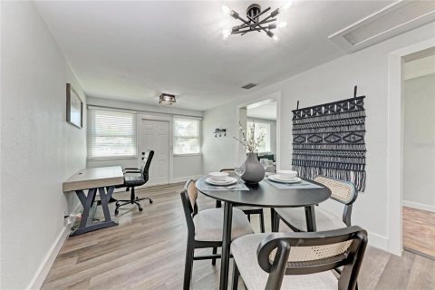Apartment in Sarasota, Florida 2 bedrooms, 92.9 sq.m. № 2212992 - photo 10