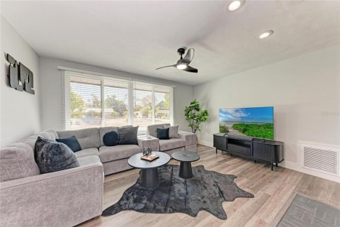 Apartment in Sarasota, Florida 2 bedrooms, 92.9 sq.m. № 2212992 - photo 3