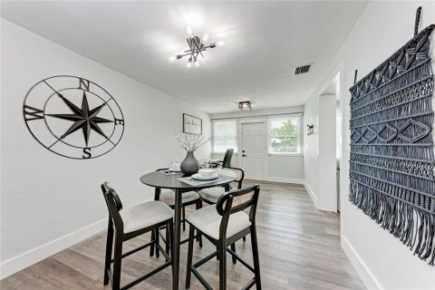 Apartment in Sarasota, Florida 2 bedrooms, 92.9 sq.m. № 2212992 - photo 9