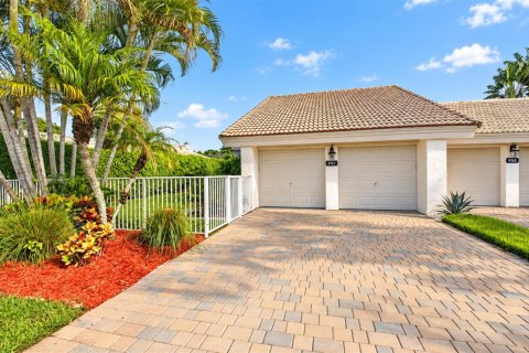 House in Boca Raton, Florida 2 bedrooms, 130.99 sq.m. № 2402090