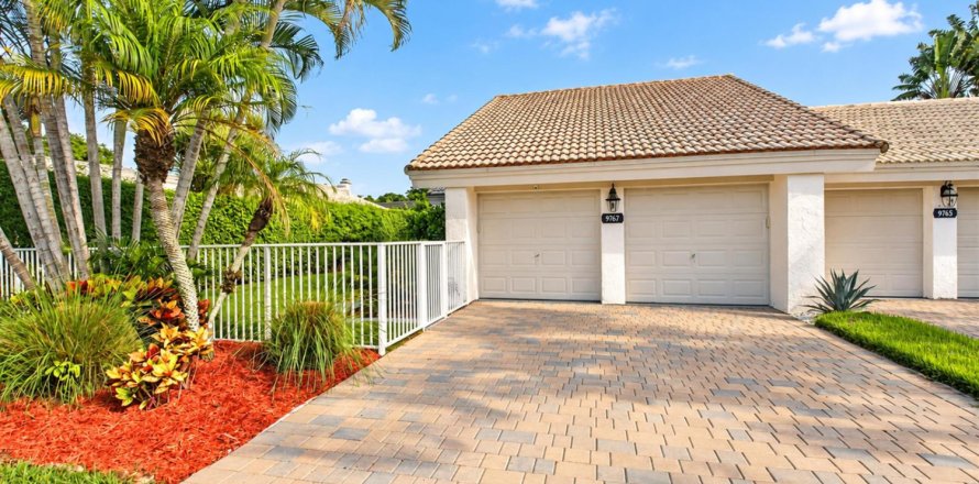 House in Boca Raton, Florida 2 bedrooms, 130.99 sq.m. № 2402090