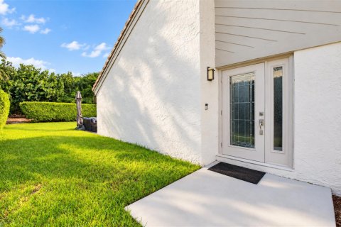 House in Boca Raton, Florida 2 bedrooms, 130.99 sq.m. № 2402090 - photo 3