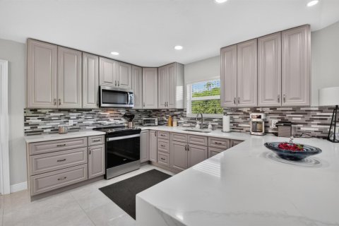 House in Boca Raton, Florida 2 bedrooms, 130.99 sq.m. № 2402090 - photo 5