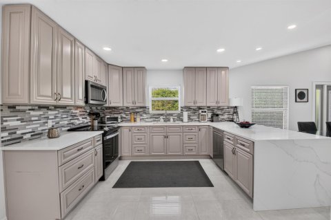 House in Boca Raton, Florida 2 bedrooms, 130.99 sq.m. № 2402090 - photo 6