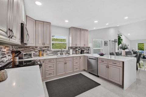 House in Boca Raton, Florida 2 bedrooms, 130.99 sq.m. № 2402090 - photo 7