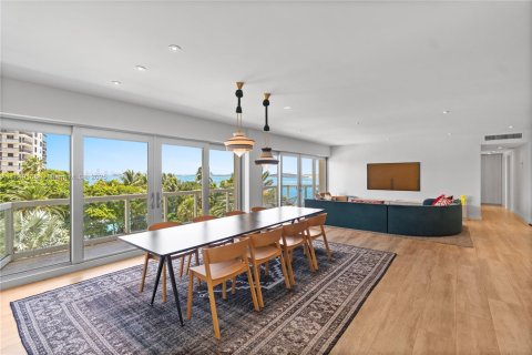 Condo in Miami, Florida, 3 bedrooms  № 1875706 - photo 1