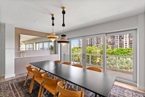 Condo in Miami, Florida, 3 bedrooms  № 1875706 - photo 2