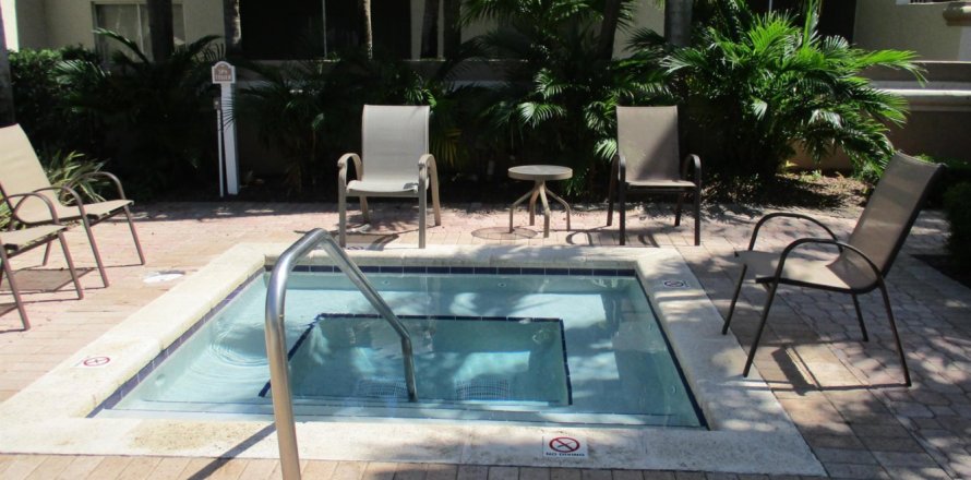 Condo in West Palm Beach, Florida, 2 bedrooms № 1103255