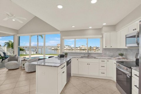 House in Seminole, Florida 3 bedrooms, 182.83 sq.m. № 1907541 - photo 6