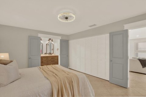 House in Seminole, Florida 3 bedrooms, 182.83 sq.m. № 1907541 - photo 14