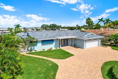 House in Seminole, Florida 3 bedrooms, 182.83 sq.m. № 1907541 - photo 25