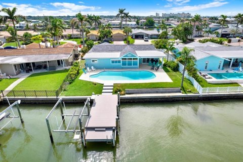 House in Seminole, Florida 3 bedrooms, 182.83 sq.m. № 1907541 - photo 1