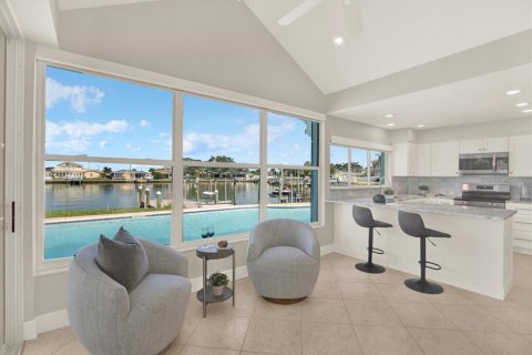 House in Seminole, Florida 3 bedrooms, 182.83 sq.m. № 1907541 - photo 8