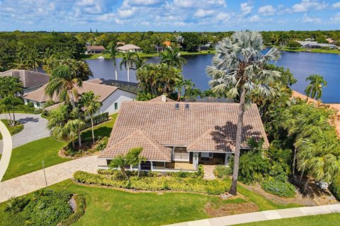 House in Wellington, Florida 4 bedrooms, 252.97 sq.m. № 2248348