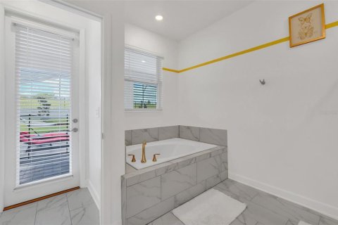 House in Davenport, Florida 9 bedrooms, 405.98 sq.m. № 1559777 - photo 22
