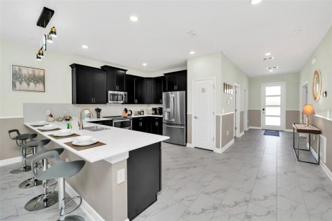 House in Davenport, Florida 9 bedrooms, 405.98 sq.m. № 1559777 - photo 4