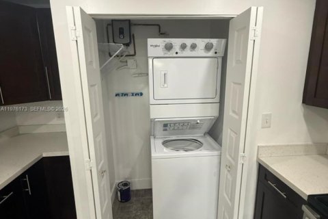 House in Miami, Florida 3 bedrooms, 156.08 sq.m. № 2040597 - photo 9