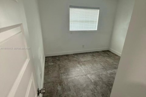 House in Miami, Florida 3 bedrooms, 156.08 sq.m. № 2040597 - photo 11